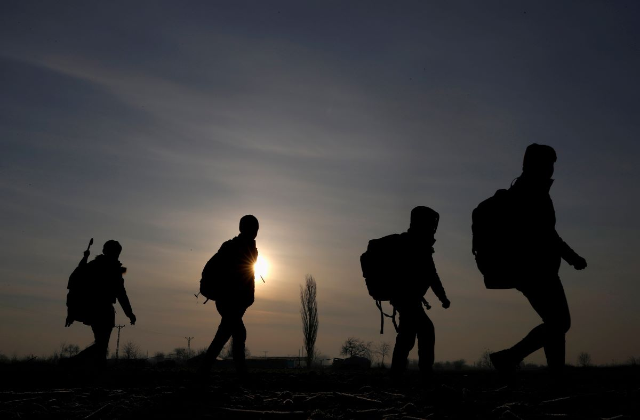 Migrants walk towards the Turkey's Pazarkule border crossing with Greece's Kastanies, near Edirne, Turkey March 1, 2020. REUTERS/Leonhard Foeger